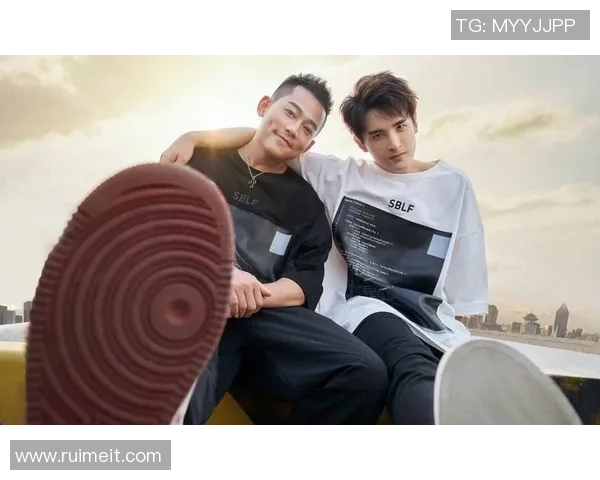 苏醒与足球明星亲密合影高清展示尽显运动魅力与友谊温暖 苏醒与足球明星亲密合影高清展示尽显运动魅力与友谊温暖