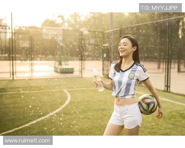 足球明星化身普通人街头踢球引发路人惊喜与欢笑 足球明星化身普通人街头踢球引发路人惊喜与欢笑